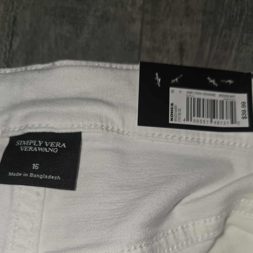 NWT Simply Vera Vera Wang Denim Shorts - Picture 2 of 3